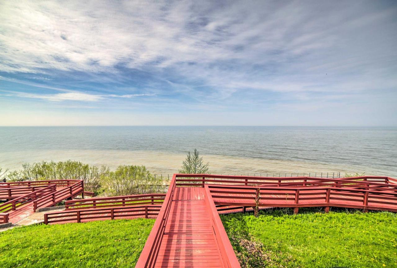 With Patio - Walk To Park, Erie!