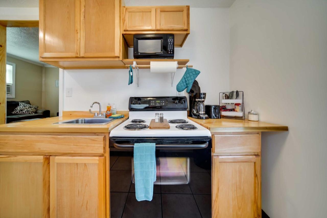 With Patio - Walk To Park, Erie!