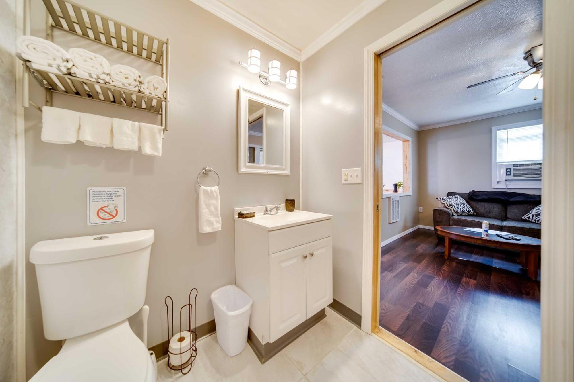 With Patio - Walk To Park, Erie! *