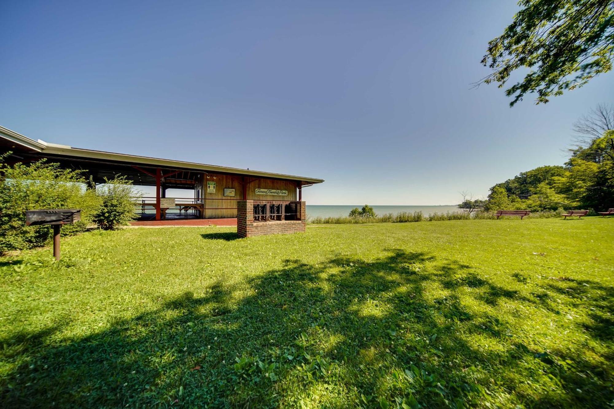 With Patio - Walk To Park, Erie! *